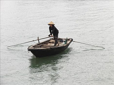 越南,湾,女人,站立,小船,海上,帽子