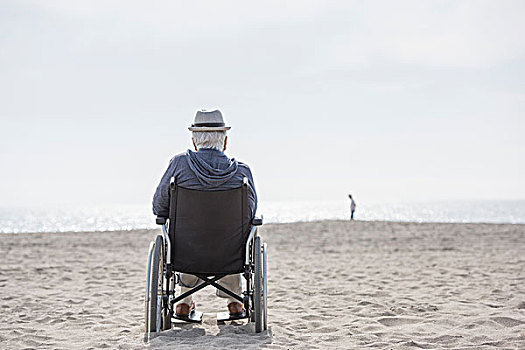 后视图,老人,轮椅,向外看,海滩,圣莫尼卡,加利福尼亚,美国