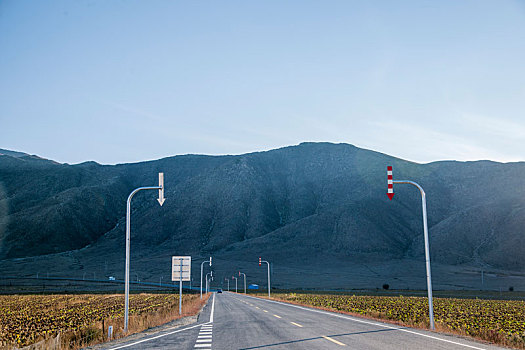 新疆通往可可托海的s226线省道