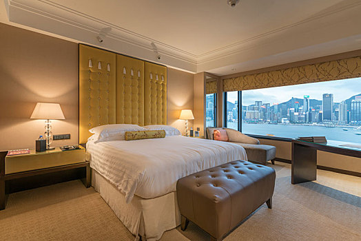 香港豪华酒店室内装饰与窗外的香港本岛景观