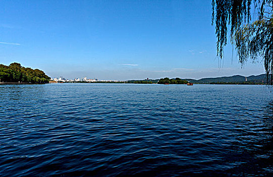 从苏堤看杭州城市全景