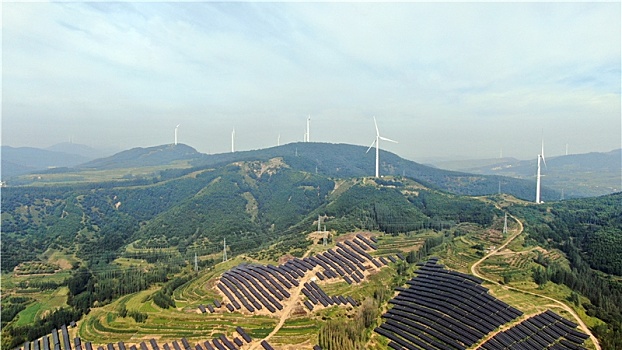 山东省日照市,太阳能发电板漫山遍野,绿色能源成为靓丽风景线