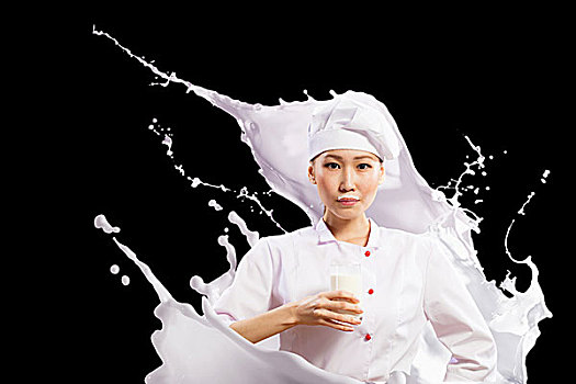 亚洲女性,烹饪,牛奶,红色,围裙,黑色背景,拿着,牛奶杯