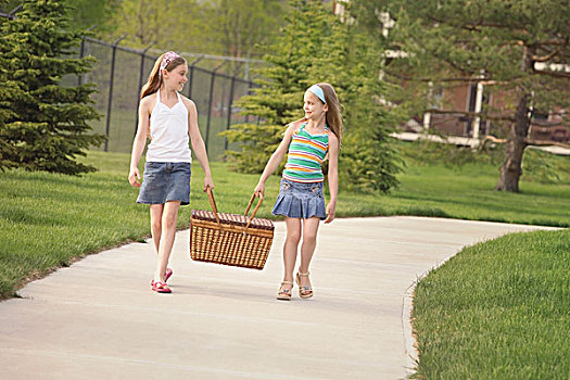 艾伯塔省,加拿大,两个女孩,野餐篮,人行道