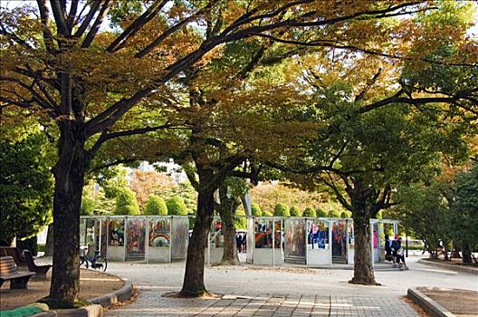 日本,本州,广岛,广岛市,广岛和平纪念馆,公园,平和,纪念建筑,折纸,展示,秋天,树