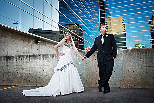 新郎,新娘,姿势,正面,反射,建筑,艾伯塔省,加拿大