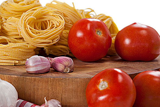 生食,意大利细面条,西红柿,蒜,洋葱,白色背景