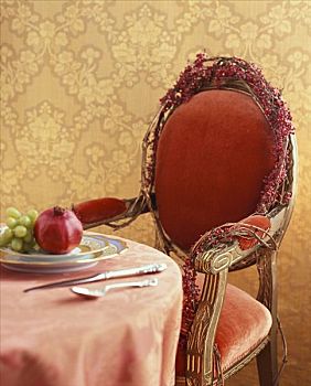 桌子,石榴,葡萄,盘子,椅子