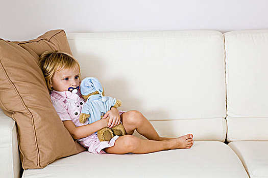 小女孩,坐,沙发,拿着,毛绒玩具