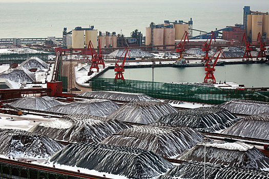 山东省日照市,雪后的港口秒变,水墨画,运输生产繁忙有序