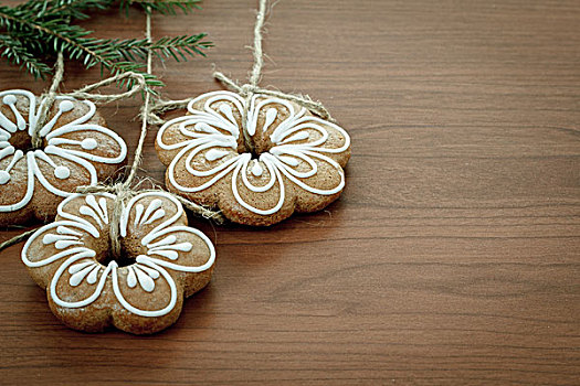 姜饼饼干,悬挂,上方,木质背景