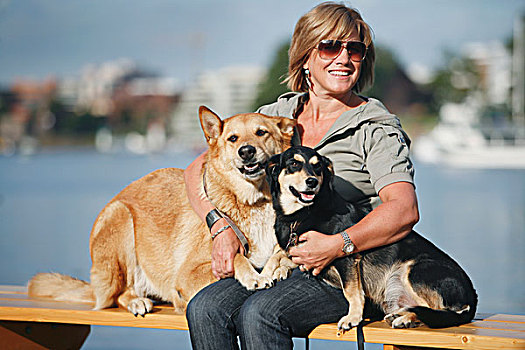 女人,搂抱,两只,狗,水岸,维多利亚,温哥华岛,不列颠哥伦比亚省,加拿大