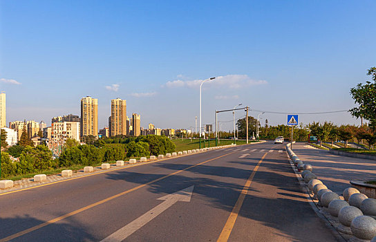 晴日里的城市交通和马路