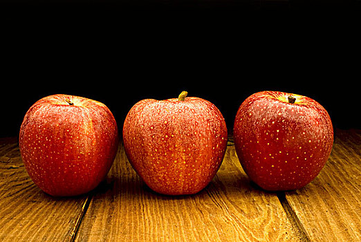 三个,红苹果,木桌