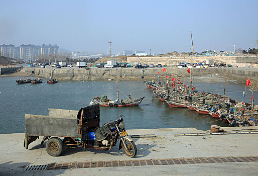 山东省日照市,春季开海捕鱼在即,渔民搬运渔具期盼鱼虾满仓