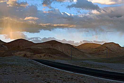 西藏阿里地区夕照山峦公路