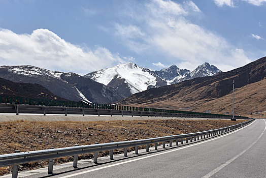 西藏林芝雅叶高速路旁雪山道路等自然景观