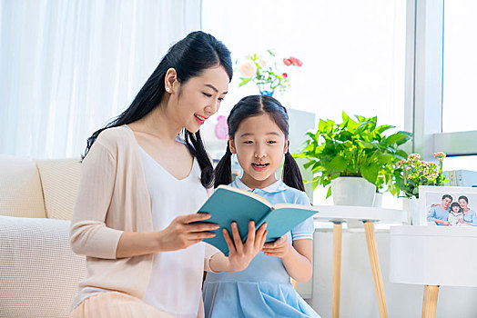 小女孩和妈妈一起看书