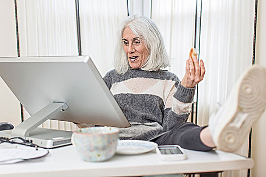 头像,老年,女人,坐,电脑,脚,书桌