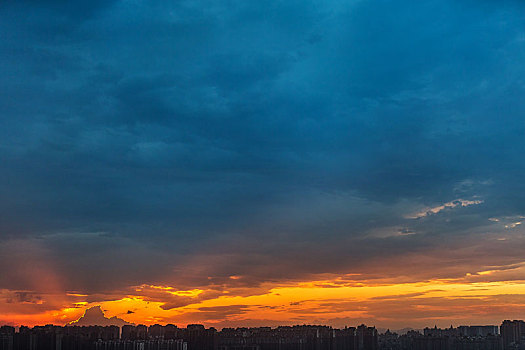 中国北京东部郊区夏季傍晚日落时天空中的云