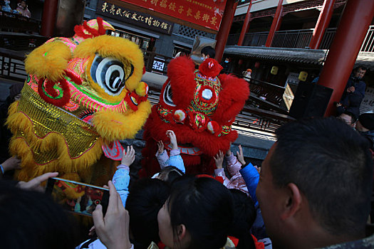 小镇摆下百米长桌宴,市民游客新年吃饺子交好运