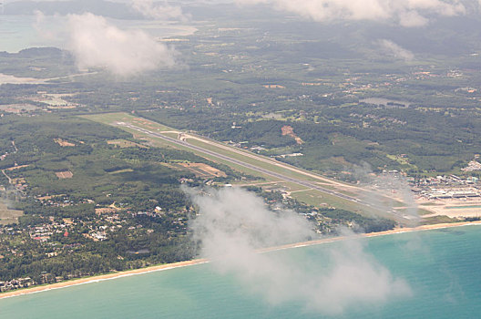 普吉岛,国际机场