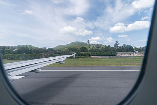 从飞机内部通过窗户看苏梅岛机场
