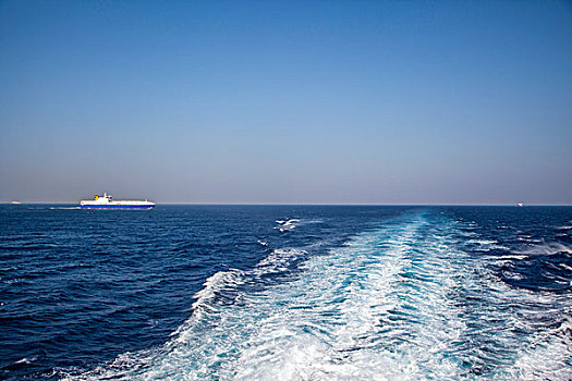 希腊雅典航行在海洋里的邮轮