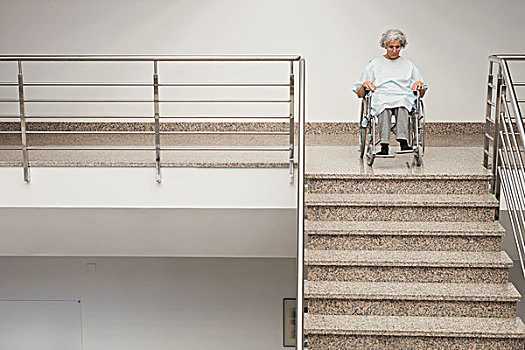老人,女士,轮椅,上面,楼梯,医院