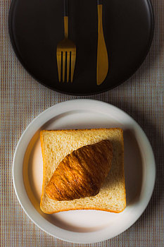 营养早餐面包和牛角包,健康的餐桌美食