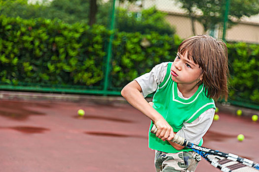 儿童打网球