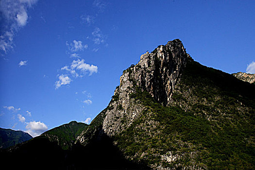 中国历史文化名镇----重庆巫溪县大宁河畔的大山