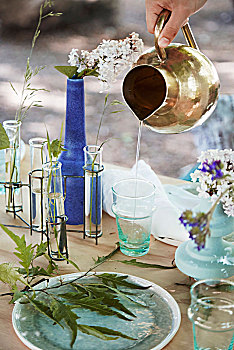 倒出,水,黄铜,罐,玻璃杯,桌上,夏花