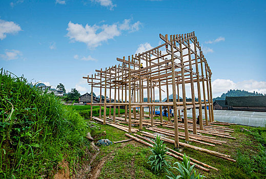 贵州丹寨县杨武镇村民正在建造穿斗式构架民房