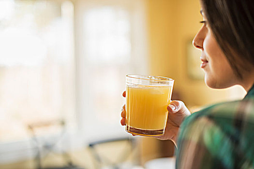 女人,拿着,玻璃杯,橙汁