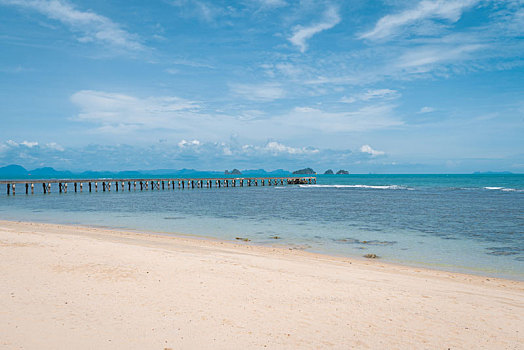 阳光下的泰国苏梅岛海边沙滩风景