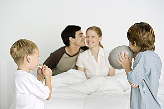 两个男孩,充气,气球,父母,微笑,床,背景