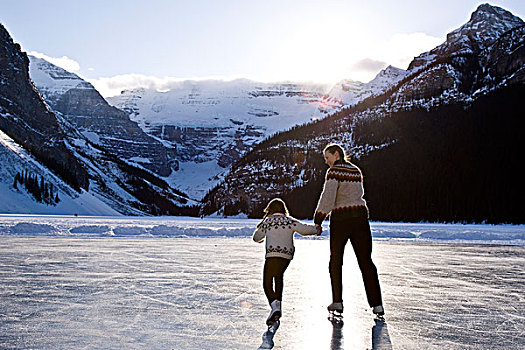 母女,滑冰,路易斯湖,班芙国家公园,艾伯塔省,加拿大