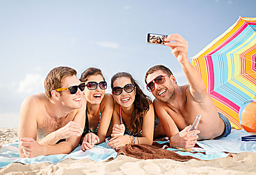 夏天,休假,度假,科技,高兴,概念,群体,微笑,人,墨镜,照相,智能手机,海滩