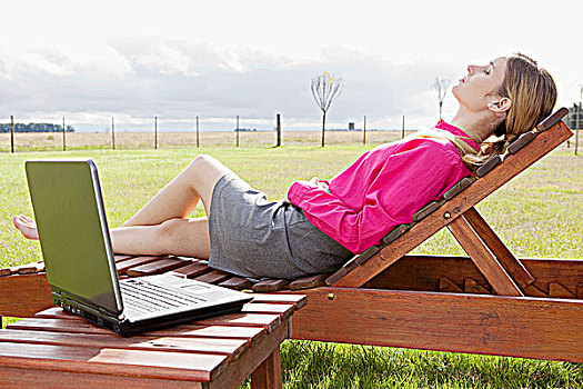 职业女性,放松,休闲椅,笔记本电脑