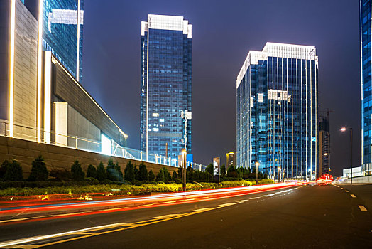 夜晚,金融中心建筑和公路