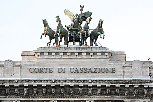 意大利最高法院楼顶雕塑
