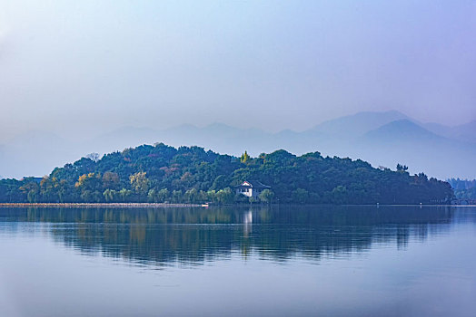 杭州西湖孤山晨雾