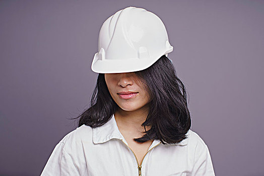 美女,建筑工人,穿,安全帽,紫色背景