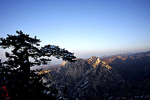 夕阳西下的-西岳华山