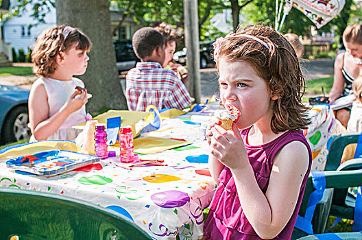 女孩,吃,冰淇淋,幼儿园,聚会