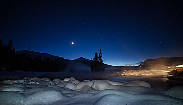 新疆喀纳斯冬季雪景星空