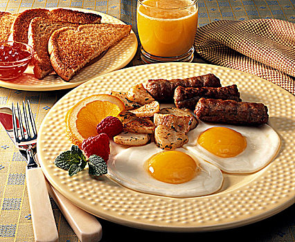 煎鸡蛋,香肠,家,炸薯条,橙汁