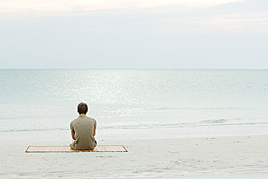 少男,坐,海滩,看,海洋,后视图