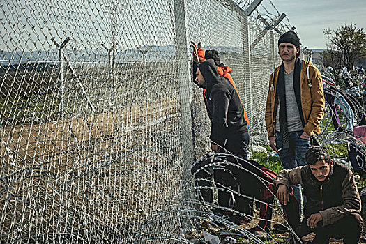难民,露营,希腊,马其顿,边界,男青年,站立,刺铁丝网,栅栏,中马其顿,欧洲